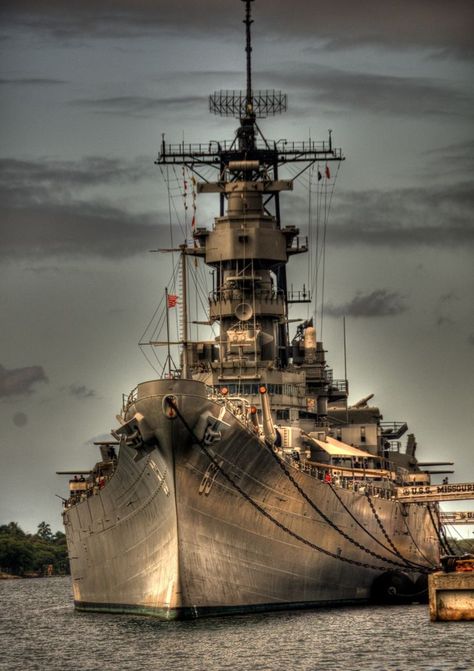 USS Missouri BB-63. --USS Missouri (BB 63) 11 Jun 1944 / 26 Feb 1955 Recommissioned in San Francisco 10 May 1986, decommissioned again 31 Mar 1992. Located 1,000 yards from the Arizona Memorial at Pearl Harbor, Missouri was opened as a museum 29 Jan. 1999. Battleship Missouri, Mchale's Navy, Navy Battleship, Pearl Harbor Hawaii, Perang Dunia Ii, Us Battleships, Battle Ships, Uss Missouri, Navi A Vela