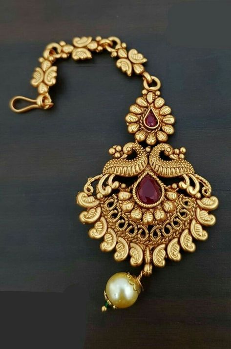 Gold Mangtika, Tika Design, Edgy Engagement Ring, Trendy Gold Necklace, Engagement Ring Non Traditional, Aesthetic Edgy, Bridal Necklace Designs, Bridal Design, Gold Necklace Indian Bridal Jewelry