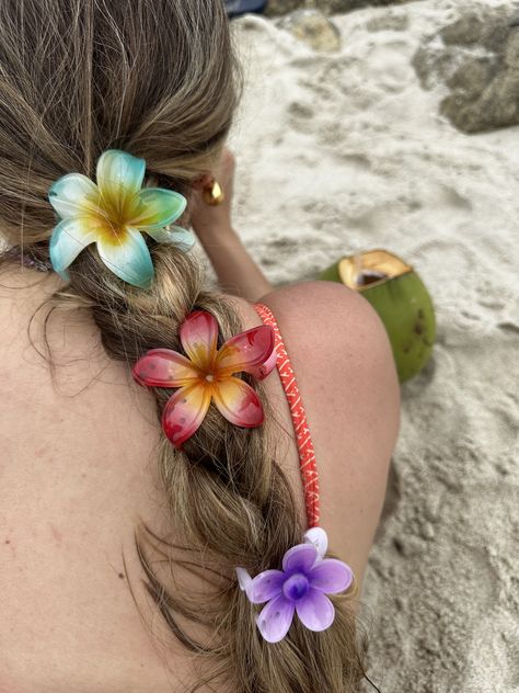 School Hairdos, Half Up Curly Hair, Beachy Hairstyles, Hawaiian Hairstyles, Hairstyles Aesthetic, Beachy Hair, Clip Hairstyles, Hair Tutorials Easy, Short Hair Styles Easy