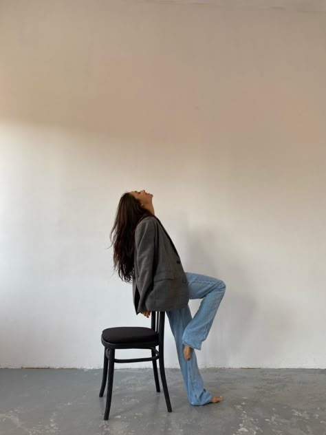 Studio Picture Outfits, Studio Photoshoot Ideas Professional, Gym Fashion Photography, Chair Prop Photography, Wooden Stool Photoshoot, Poses With Chair Photo Shoot, Studio Chair Photoshoot, Graphic Designer Photoshoot Ideas, Sitting Poses Photography Chairs