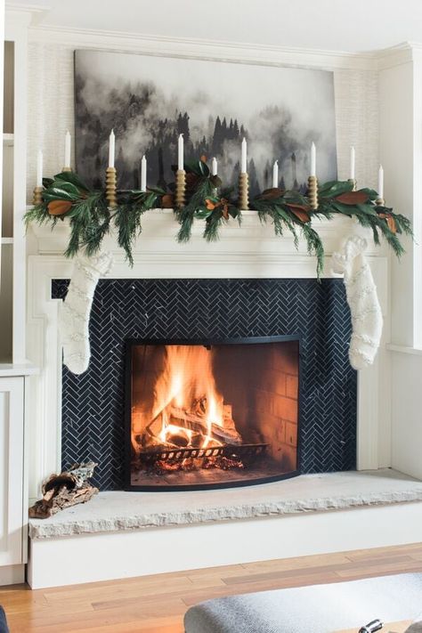 Shiplap optional. Scandinavian Holiday Decor, Modern Jul, Diy Christmas Fireplace, Christmas Fireplace Mantels, Scandinavian Holidays, Warm Fireplace, Holiday Mantle, Fireplace Mantel Decor, Christmas Fireplace Decor