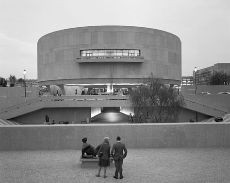 Hirshhorn Museum, designed by Skidmore Owings & Merrill, 1955 | Photo: Ezra Stoller via Wallpaper Hirshhorn Museum, Round Building, Museum Design, New York Museums, National Mall, Sculpture Garden, The Plaza, Brutalism, Architecture Firm