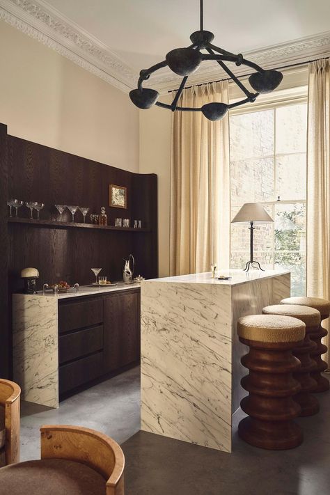 Murudé Designs West London Victorian-Style Townhouse - Vogue Australia Wood Bar Design, Dark Wood Bar, Home Bar Design, Victorian Townhouse, Bar Inspiration, London Townhouse, Home Bar Designs, Natural Interior, Design Exterior