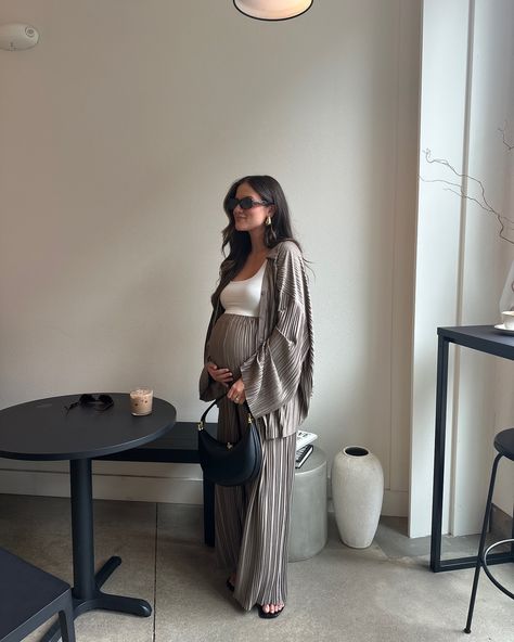 Coffee dates and comfy sets 🤎🍂☕️ Two piece set is @commense.official Bag @amazonfashion Heels @zara — bump style, bump fashion, style the bump, coffee shop ootd aesthetic, neutral style, cute minimal style, two@price comfy set Maternity Elegant Outfit, Business Pregnancy Outfits, Pregnancy Athleisure Outfits, Pregnancy Outfits Comfy, Pregnant Office Outfit, Small Baby Bump Outfits, Chic Maternity Outfits, Maternity Business Casual, Bump Fits