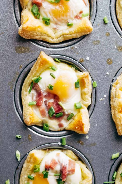 Puff pastry, egg, ham, and a creamy cheese sauce make these little brunch cups easy, delicious, and so beautiful! Perfect for effortless entertaining. #brunch #egg #ham #breakfast #puffpastry #easter | pinchofyum.com Brunch Cups, Brunch Egg Dishes, Egg Brunch Recipes, Casserole Crockpot, Casserole Breakfast, Ham Breakfast, Tin Recipes, Backpacking Meals, Overnight Breakfast