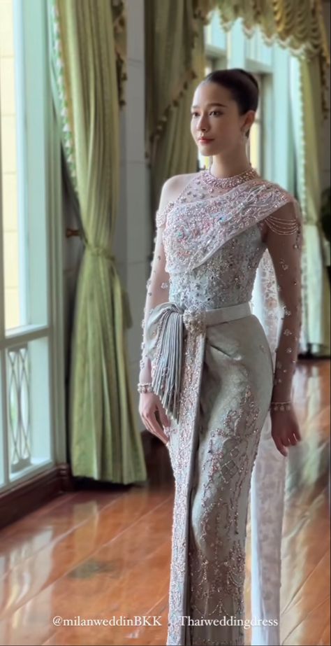 Songket Wedding Dress, Songket Wedding, Traditional Thai Clothing, Thai Costume, Thai Wedding Dress, Backless Blouse Designs, Thai Wedding, Batik Fashion, Backless Blouse