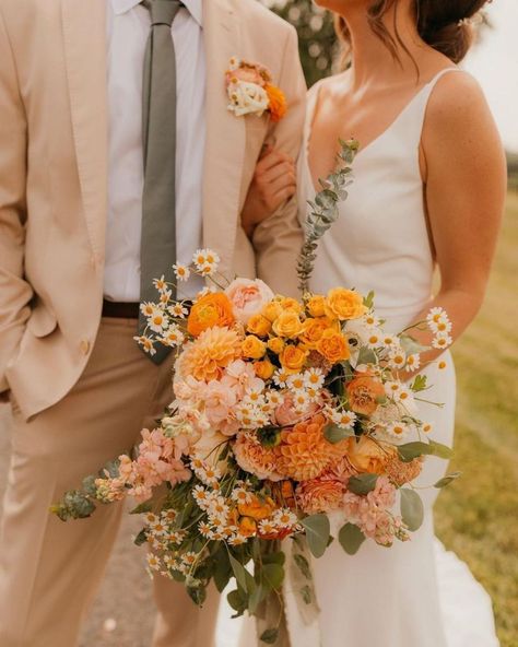 Wedding • Instagram Orange Pink Wedding Flowers, Peach Fall Wedding, Bright Orange Wedding, Orange Pink Wedding, Fall Wedding Bridal Bouquets, Diy Wedding Bouquet Tutorial, Wedding Flowers Fall, Orange And Pink Wedding, Peach Wedding Flowers