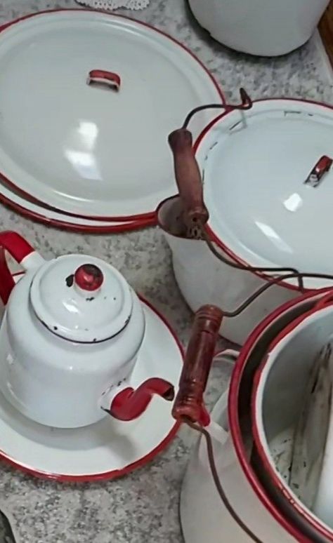 Enamel Pots And Pans Vintage Decor, Decorating With Vintage Enamelware, Decorating With Enamelware, White Enamelware Decor, Vintage Enamelware Decor, Red And White Enamelware, Red Country Kitchens, Antique Kitchenware, Antique Enamelware