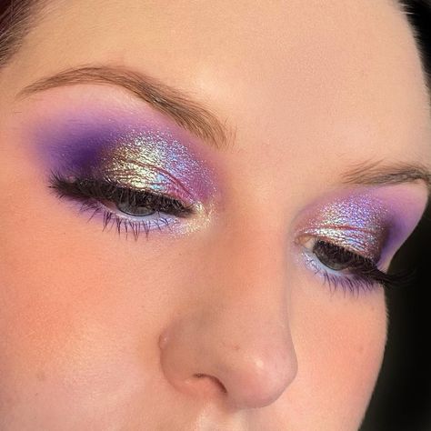 Lilac Eye, Multichrome Eyeshadow, Lilac Eyeshadow, Purple Makeup Looks, Golden Makeup, Sparkle Eyeshadow, Duochrome Eyeshadow, Purple Makeup, Shimmer Eyeshadow