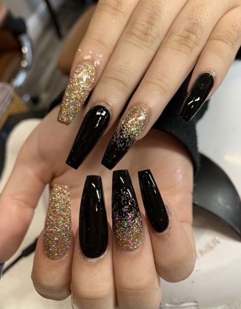 New Years Eve Nail Designs, Christmas Nail Art Tutorial, New Years Eve Nail, Nail Art 2023, Black Gold Nails, Hoco Nails, Black Nails With Glitter, Gold Acrylic Nails, New Years Eve Nails