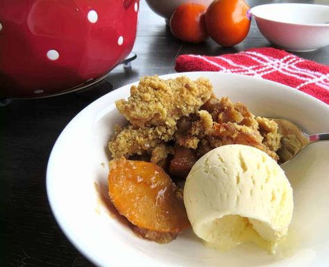 Persimmon Crumble with Honey and Cinnamon Persimmon Crumble, Quick Puddings, Sharon Fruit, Celebration Food, Persimmon Recipes, Persimmon Fruit, Fruit Pudding, Fruit Crumble, What's For Breakfast