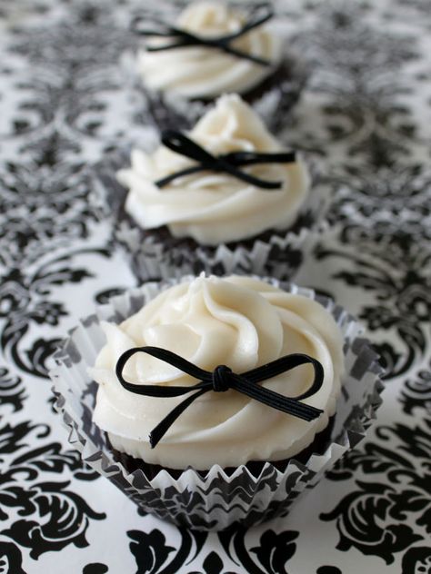 Cupcakes with simple little ribbon bows and damask accents #damaskwedding White Cupcake Recipes, Black And White Cupcakes, Bow Cupcakes, Chocolate Waffles, White Cupcakes, Creative Cupcakes, Cupcake Art, Beautiful Cupcakes, Love Cupcakes