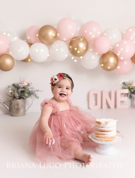 Princess First Birthday Pictures, Cake Ideas For First Birthday Girl, 1 Birthday Photoshoot Ideas, Diy 1st Birthday Photo Shoot, 1st Birthday Picture Ideas, 1 Year Photoshoot, Baby Girl Cake Smash, Cake Smash Girl, Baby Shower Girl Diy