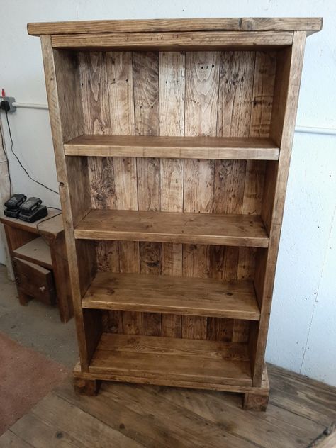 Bookshelf Legs Diy, Reclaimed Wood Bookshelf, Rustic Bookshelves Diy, Homemade Bookcase, Cedar Bookcase, Wooden Bookshelf Design, Homemade Bookshelf, Rustic Book Shelf, Pallet Bookcase