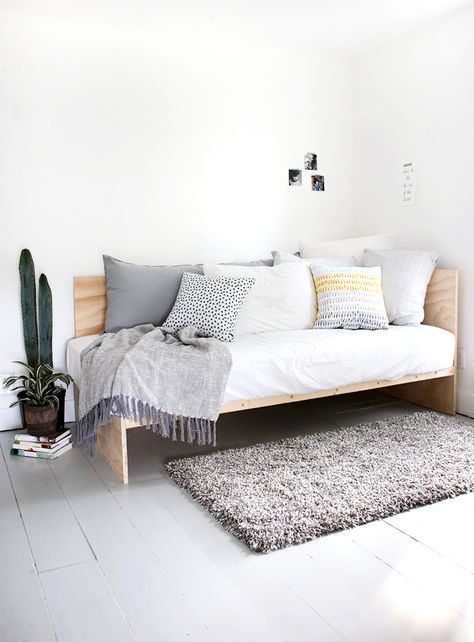 Thinking about making a DIY daybed? You'll catch the hosting bug after checking out these 10 affordable options. #Eye-Candy Diy Seng, Built In Couch, Futon Decor, Diy Daybed, Modern Daybed, Diy Sofa, Small Space Solutions, Plywood Furniture, Day Bed