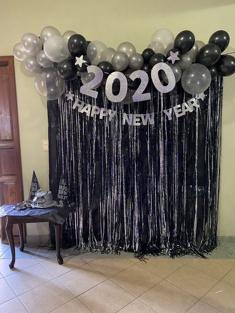 Simple New Years Eve Decorations, New Year Backdrop Ideas, New Year Eve Picture Ideas, New Years Party Decorations, Diy New Years Party, New Year's Eve Backdrop, New Years Eve Pictures, Happy New Year Decoration, Kids New Years Eve