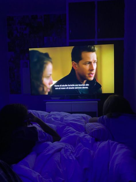 Watching Movie With Friends Aesthetic, Home Movie Night Aesthetic, Movie Night With Friends At Home, Home Movie Date Aesthetic, Bff Movie Night, Friends Watching Movies Aesthetic, Movie Night Aesthetic Friends, Watching Movies Aesthetic Night, Watching A Movie Aesthetic