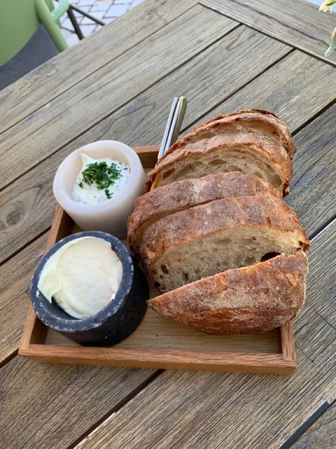 Super cute fresh baked bread with dips at a beautiful lake date day German Breakfast Aesthetic, Bread Baking Aesthetic, Baking Bread Aesthetic, Sabbath Dinner, Checklist Aesthetic, Bread Service, Autumn Bread, Bread Aesthetic, Menu Presentation