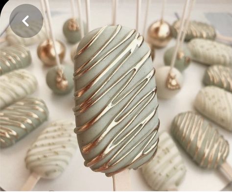 Gold Cakesicles, Decorated Cake Pops, Gold Cake Pops, Popsicles Cake, Cake Popsicles, Cake Pop Designs, Cake Pop Decorating, Shower Party Favors, Chocolate Covered Treats