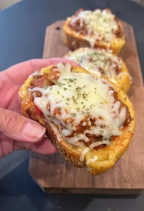 Garlic Bread Sloppy Joes, Hamburger Meatloaf, Recipe Garlic Bread, Manwich Recipe, Cheesy Sloppy Joes, Frozen Garlic Bread, Sloppy Joe Recipe, Joe Recipe, Open Faced Sandwich