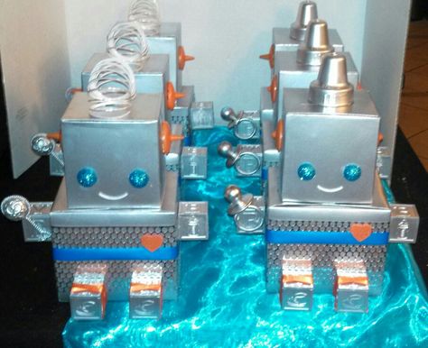 Robot Baby shower centerpiece idea! Robot Classroom, Airplane Ideas, Outer Space Baby Shower, Mad Scientist Party, Robot Birthday Party, Scientist Party, Rocket Ships, Clown Party, Diy Robot