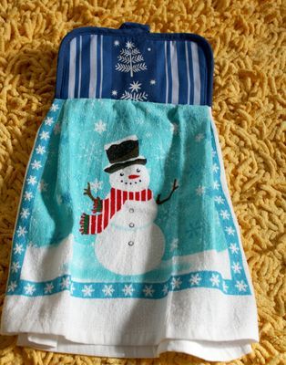 quick gift: pot holder dish towel // dollar store crafts Dish Towel Crafts, Kitchen Towels Crafts, Towel Crafts, Cute Ideas, Kitchen Crafts, Quick Gifts, Hanging Towels, Happy Together, Christmas Sewing