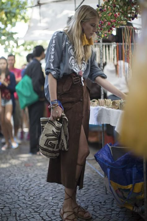 I love the eclectic mix of products at the market. My favorite look combines old and new from around the world: a peasant blouse, Preekka Greek sandals, and a mochila bag from Shop Latitude with a vintage suede skirt. - Photo: Vicente de Paulo Dree Hemingway, Ideas De Outfits, Mochila Bag, Street Style Edgy, Greek Sandals, Autumn Fashion Casual, Fashion People, Vogue Fashion, Casual Street Style