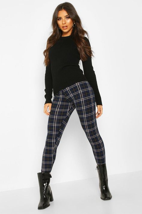 Outfit Marzo, Fitted Plaid Edgy Bottoms, Checkerboard Leggings, Trendy Non-stretch Plaid Bottoms, Sophia Miacova, Punk Plaid Leggings, Checked Leggings, Plaid Leggings, Tracksuit Outfit