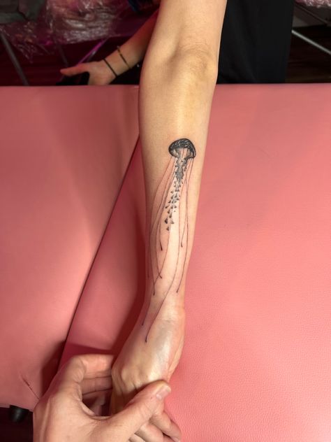 A pretty jelly fish tattoo. Loved how the placement on the hand came together 🤍🤍🤍 3 Jellyfish Tattoo, Jellyfish Tattoo On Arm, Jelly Fish Arm Tattoos, Jelly Fish Hand Tattoo, Jelly Tattoo Fish, Jelly Fish Spine Tattoo, Jellyfish Wrapped Around Arm Tattoo, Jellyfish Wrist Tattoo, Jellyfish Calf Tattoo