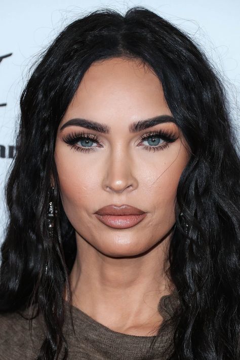 Megan Fox Smokey Eye, How To Look Like Megan Fox Make Up, Megan Fox Brows, Megan Fox 2022 Outfits, Megan Fox Makeup Looks, Megan Fox Makeup 2023, Megan Fox Face Shape, Megan Fox Eye Makeup, Hair Grey Blending