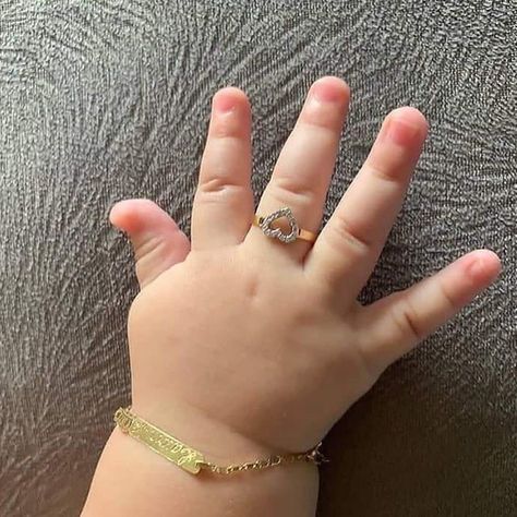 Baby Ring Gold Newborn, Baby Rings, Baby Legs, Foto Baby, Gold Designs, Baby Jewelry, Pink Stars, Baby Pictures