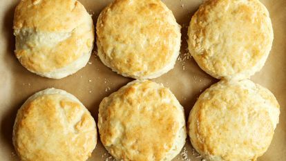 Popeyes Biscuits (Copycat) Recipe - Food.com Popeyes Biscuits, Popeyes Biscuit Recipe, Hardees Biscuit Recipe, Bisquick Recipes, Biscuit Bread, Yeast Breads, Biscuits Easy, Copykat Recipes, Southern Food