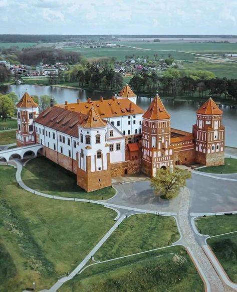 Mir kastély Fehéroroszország Mir castle White Russia or Belarus Backpack Through Europe, Peles Castle, Castles To Visit, Landlocked Country, Disneyland Park, Beautiful Castles, Stately Home, Gothic Architecture, Large Photos