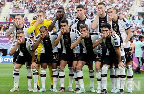 Von dpaDie Diskussionen bei der WM in Katar reißen nicht ab. Nun sendete das DFB-Team ein deutliches Signal. mehr... Germany Players, Jurgen Klinsmann, Germany Team, World Cup Games, German National Team, World Cup Groups, First World Cup, Dfb Team, World Cup Match