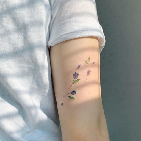 Tattoo Tulip, Spring Tattoo, Tattoo Rings, Tattoos Floral, Colorful Flower Tattoo, Tattoo Music, Tulip Tattoo, Belly Tattoos, Watercolor Tattoo Flower