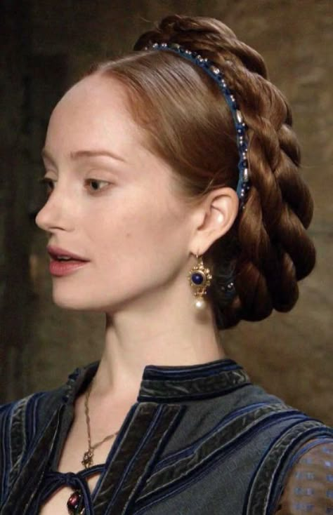 The Borgias Giulia, Medieval Hairstyles Straight Hair, The Borgias Hairstyles, Lotte Verbeek The Borgias, 1500 Hairstyles, Fantasy Queen Hairstyles, Traditional Austrian Hairstyles, Medieval Queen Hairstyles, Giulia Farnese The Borgias