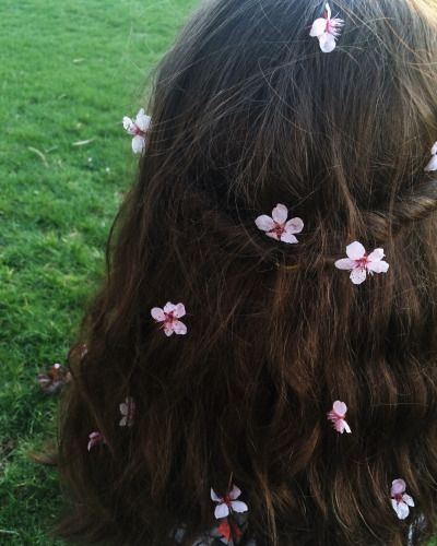 Flowers In Her Hair, Fairytale Photography, Cute Photography, Happy Flowers, Girl Inspiration, Hair Reference, Pics Art, Picture Poses, Stylish Girl