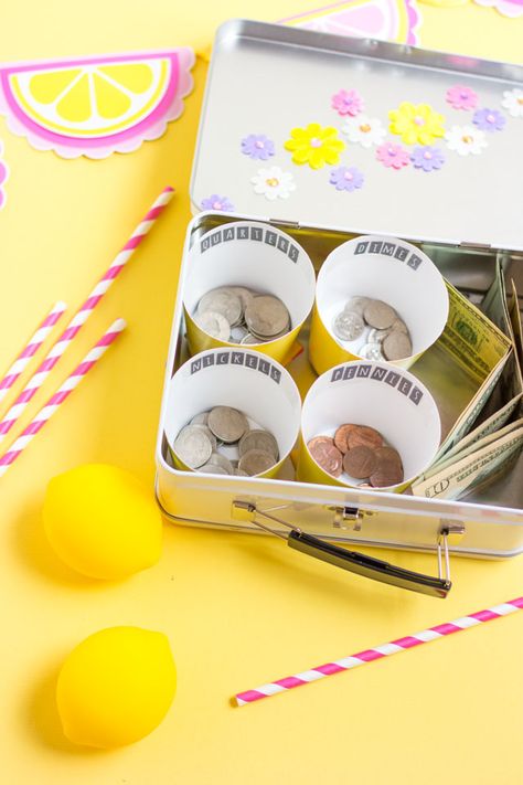 Make your own lemonade stand money box! Kids Lemonade Stands, Lemonade Stand Sign, Easy Lemonade Recipe, Diy Lemonade Stand, Kids Lemonade, Diy Lemonade, Kids Market, Summer Lemonade, Lemonade Drinks