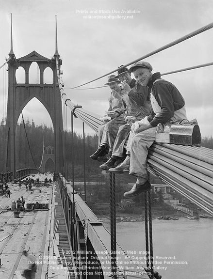 Construction Workers Lunchtime  1931 St Johns Bridge N. Portland Oregon historic bw photo by Ray Atkeson Portland Bridges, Iron Workers, Vintage Foto's, Famous Pictures, Famous Photos, Construction Workers, Historical Images, Historic Photos, Construction Worker