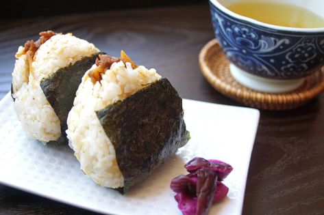 Onigiri with Beef Shigureni Recipe – Japanese Cooking 101 Beef Onigiri, Onigiri Filling, Japanese Appetizers, Onigiri Recipe, Onigiri Rice, Bonito Flakes, Asian Beef, Bulgogi Beef, Rice Ball