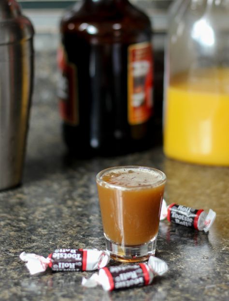 Party shots - itsmyhappyhour Tootsie Roll Shot, Shots Alcohol Recipes, Cocktail Board, Alcoholic Recipes, Party Beverages, Shooter Recipes, Homemade Liquors, Homemade Liquor, Rum Cream