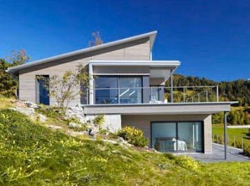 Slope House Design, House On Slope, Sloping Lot House Plan, Home Designs Exterior, Slope House, Hillside House, Container Architecture, Prefabricated Houses, Passive House