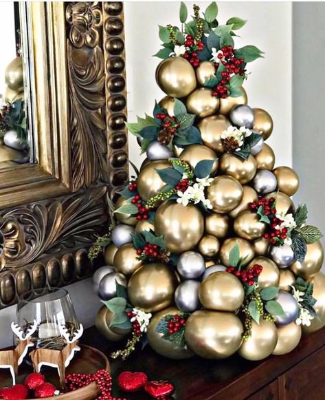 MEGAPARTYSTORE AUSTRALIA on Instagram: “Chrome Gold and Chrome Silver Xmas tree! Chrome balloons are the next big advancement in balloons at the moment they come in Gold, Silver,…” Balloon Tree, Corporate Christmas Parties, Christmas Balloon Decorations, Deco Ballon, Holiday Balloons, Qualatex Balloons, Alternative Christmas, Alternative Christmas Tree, Silver Christmas Tree