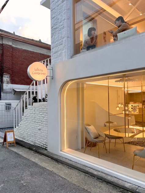 Cafe, white cafe, white aesthetics, Seoul, South Korea, cute, aesthetics, girly, travel Korean Modern Architecture, Korea Vibes Aesthetic, Seoul Korea Aesthetic, South Korea Aesthetic, Korea Coffee, White Container, Seoul Cafe, Seoul Korea Travel, Korea Aesthetic