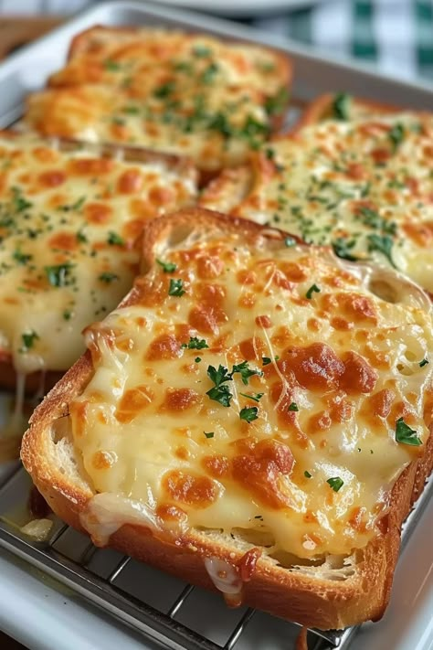 Cheesy Texas Toast Texas Toast With Cheese, Cheesy Texas Toast, Texas Toast Grilled Cheese, Cheesy Toast, Southern Appetizers, Buttered Bread, Cheese Ideas, Cheese Toast Recipe, Mexican Cookies