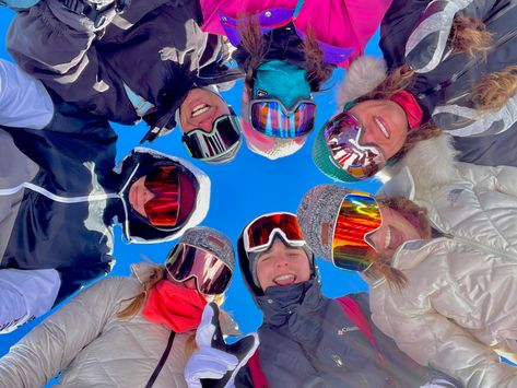 Ski Group Photo, Cute Snow Pics, Friendgroup Photo, Ski Pictures With Friends, Snow Group Pictures, Skiing And Snowboarding Pictures, Ski Pics To Recreate, Snowboarding Group Picture, Ski Photos Friends