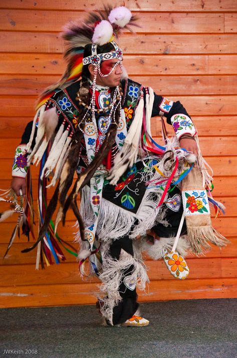 Grass Dance Regalia, Grass Dancer, Grass Dance Outfits, Native Regalia, American Dance, Native American Regalia, Indian Arts, American Men, Arts Festival