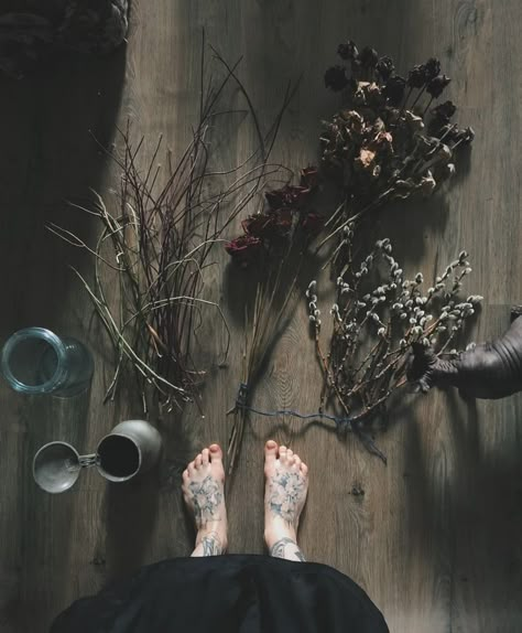 Nature Witch, Autumn Witch, Witch Tattoo, Hedge Witch, Pagan Witch, Dark Cottagecore, Magic Aesthetic, Season Of The Witch, Witch Aesthetic