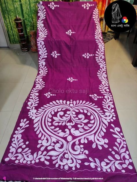 Febric Penting On Saree, Alpona Design On Saree, Febric Penting Design Saree, Saree Fabric Painting Designs, Patachitra Saree, Kolka Design, Painted Dupatta, Fabric Paint Shirt, Saree Painting Designs