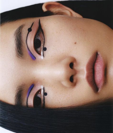 Asexual Makeup, Weird Eyeliner, Abstract Eye Makeup, Graphic Makeup Looks, Unique Eyeliner Looks, Abstract Makeup Looks, Graphic Eye Makeup, Liner Ideas, Abstract Makeup